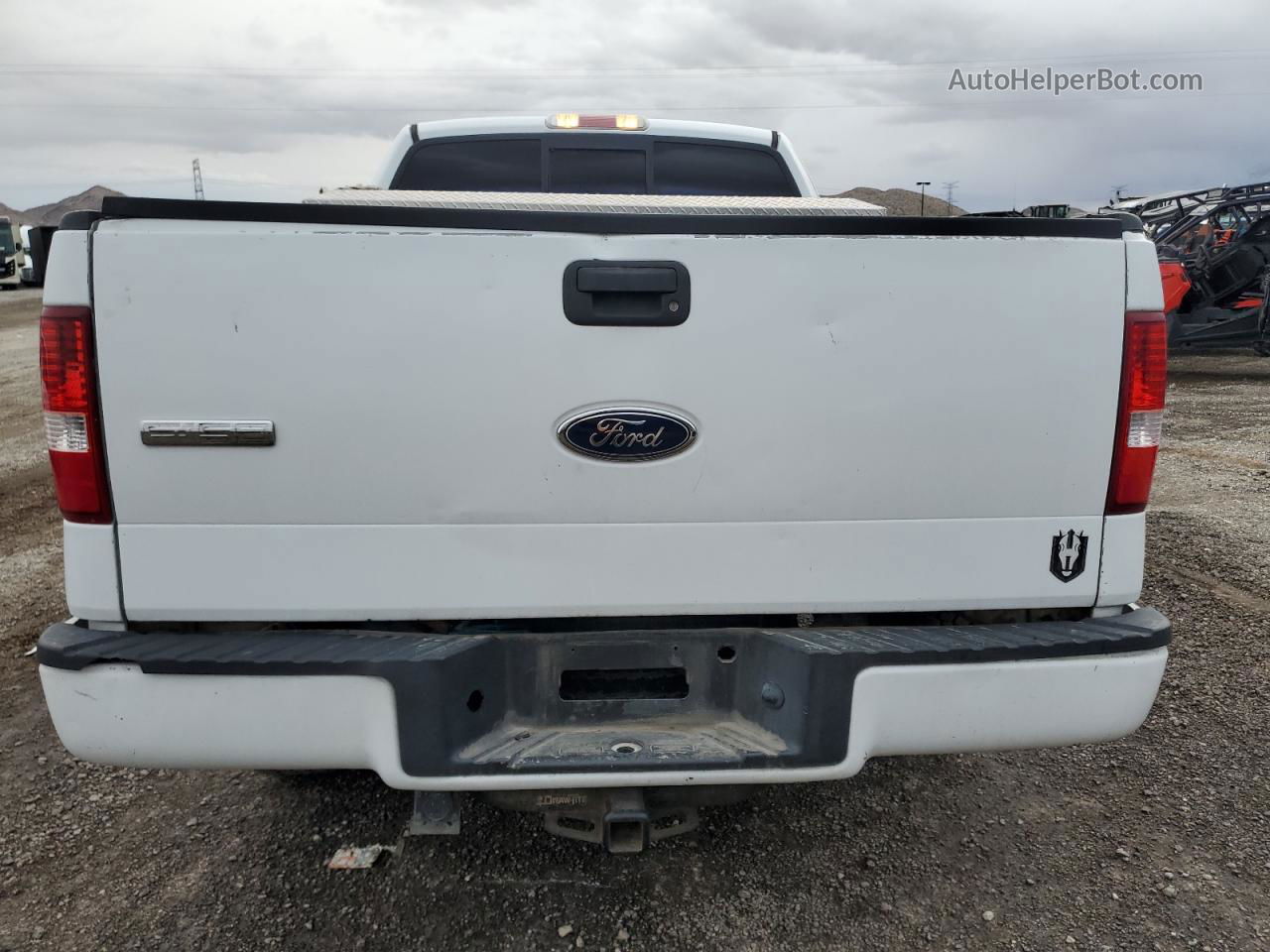 2005 Ford F150  White vin: 1FTRF12235NB88324