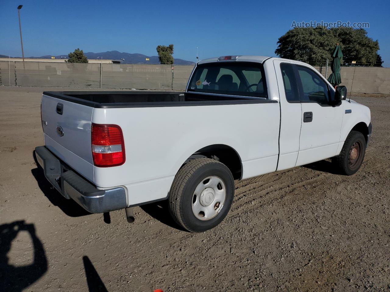 2005 Ford F150  White vin: 1FTRF12265NB97356