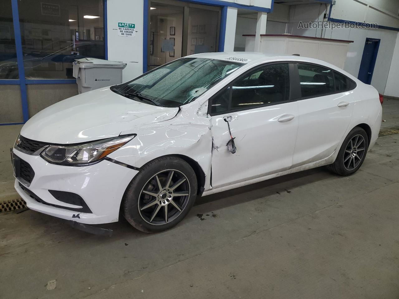 2018 Chevrolet Cruze Ls White vin: 1G1BC5SM2J7230346