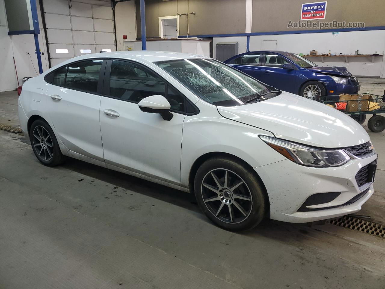 2018 Chevrolet Cruze Ls White vin: 1G1BC5SM2J7230346