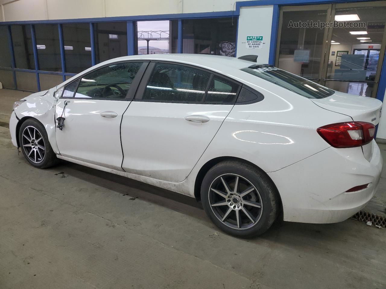 2018 Chevrolet Cruze Ls Белый vin: 1G1BC5SM2J7230346