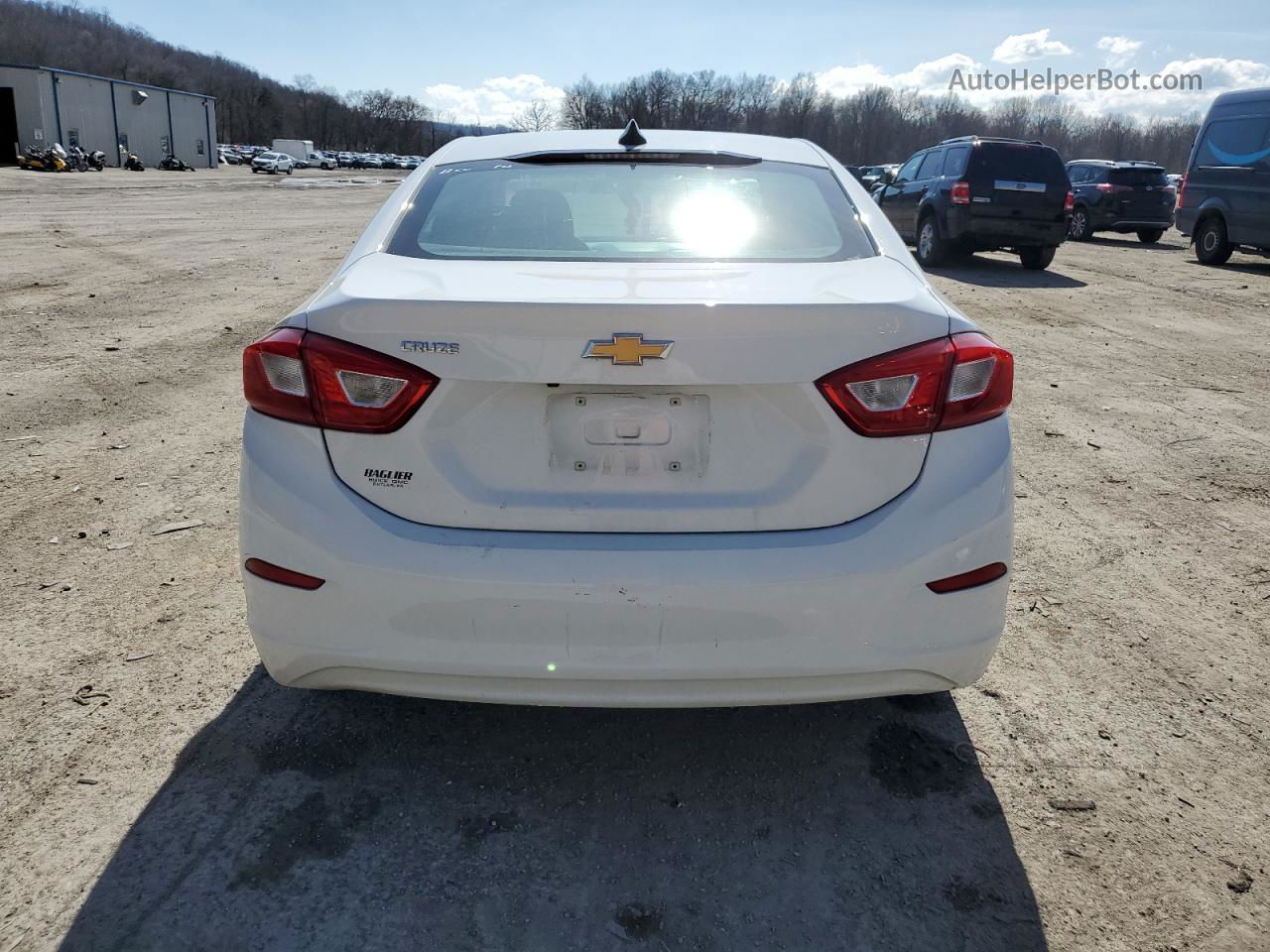 2017 Chevrolet Cruze Ls White vin: 1G1BC5SM5H7157998