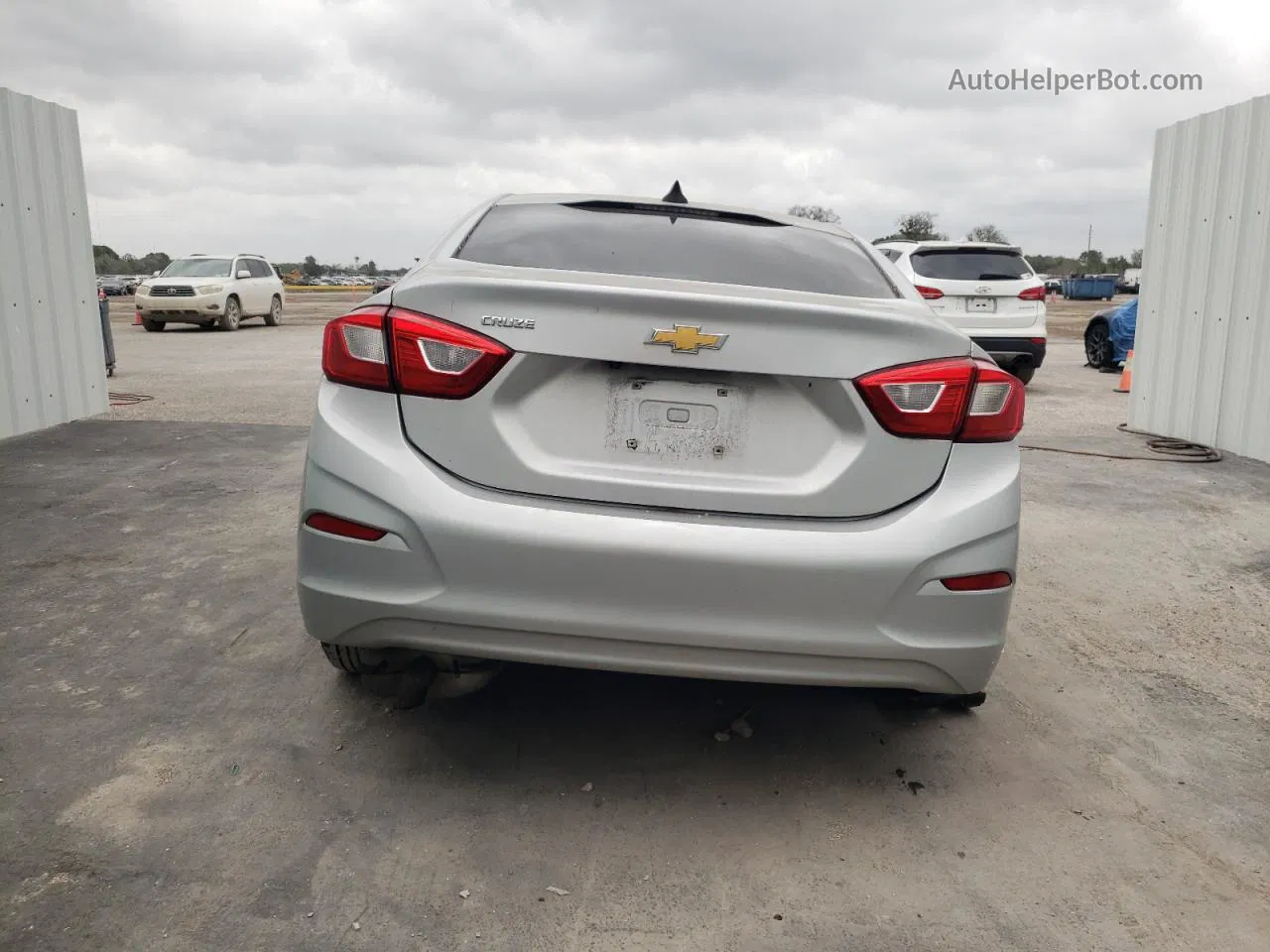 2018 Chevrolet Cruze Ls Silver vin: 1G1BC5SM7J7182214