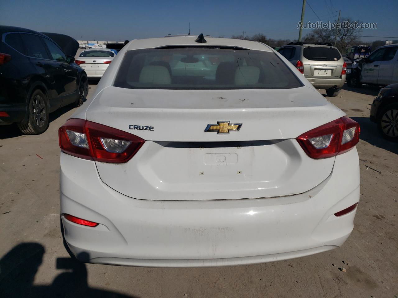 2017 Chevrolet Cruze Ls Белый vin: 1G1BC5SM8H7105684