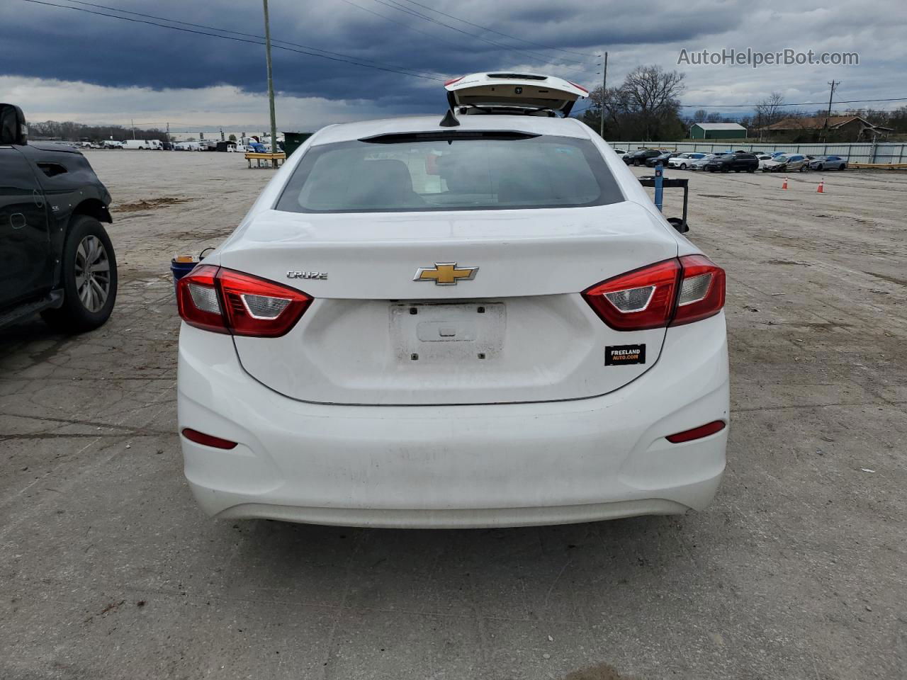 2018 Chevrolet Cruze Ls White vin: 1G1BC5SM9J7197023