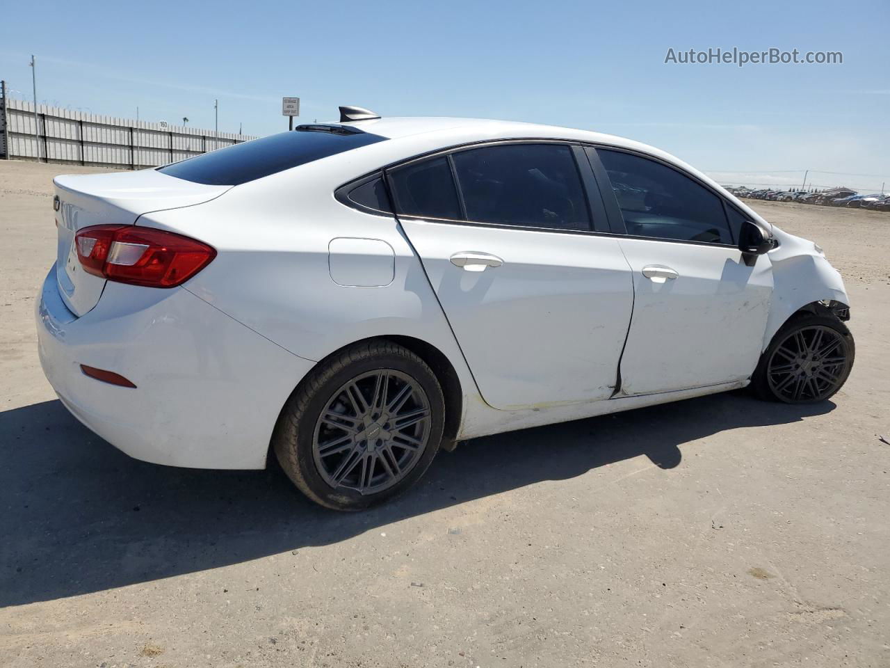 2016 Chevrolet Cruze Ls Белый vin: 1G1BC5SMXG7279822