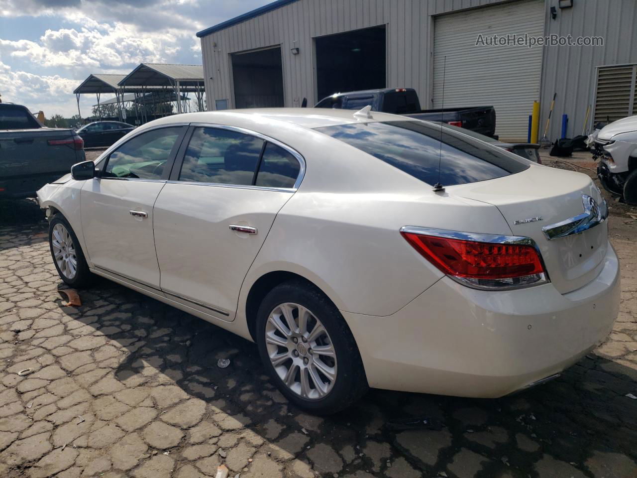 2013 Buick Lacrosse  Белый vin: 1G4GC5E32DF237920