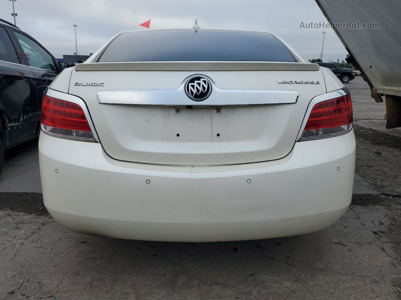 2013 Buick Lacrosse  Белый vin: 1G4GC5ER4DF186859