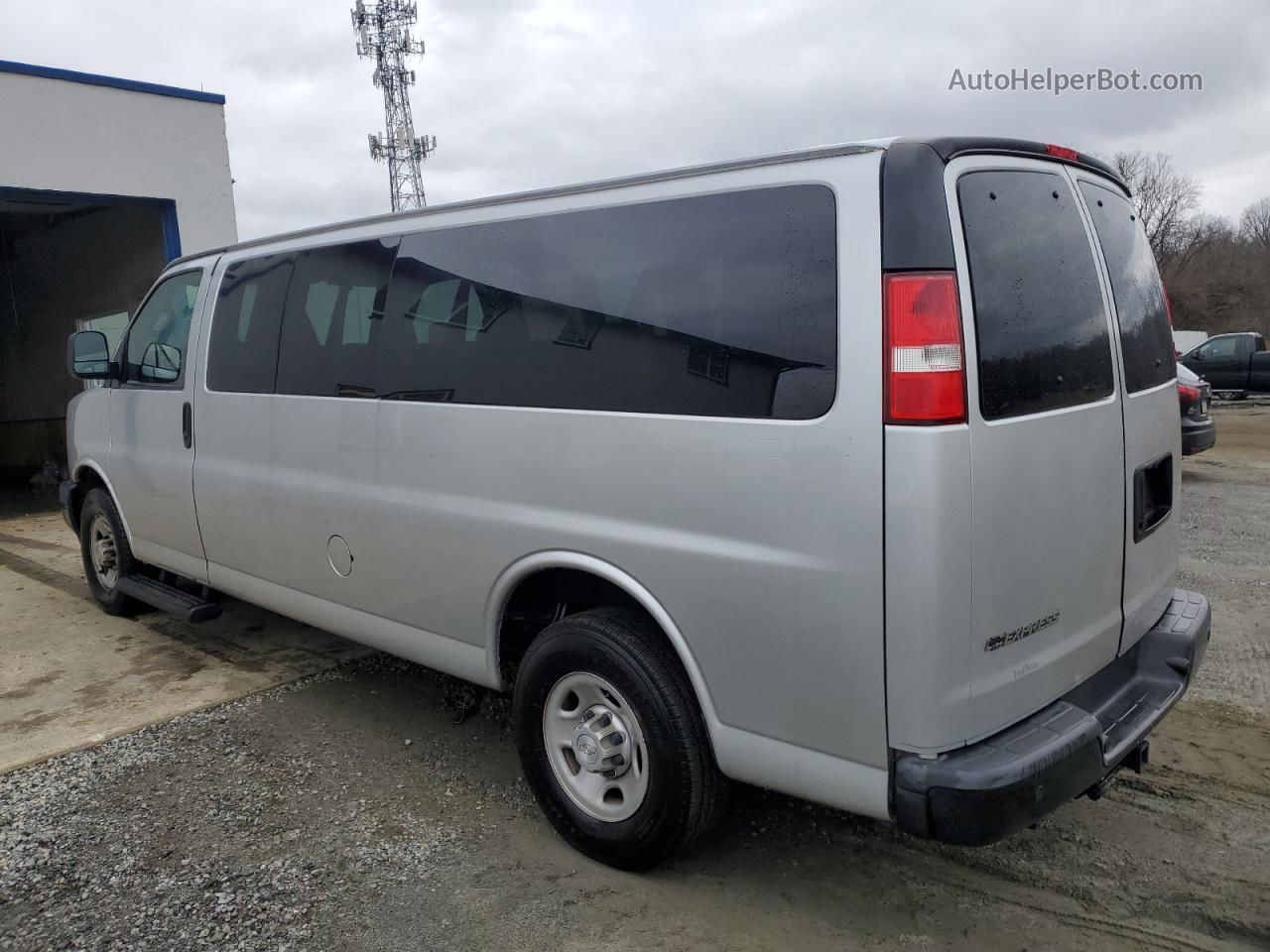 2017 Chevrolet Express G3500 Ls Silver vin: 1GAZGNFGXH1125784