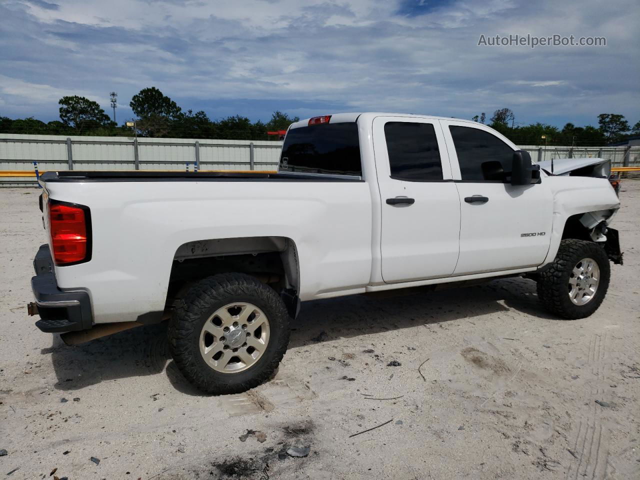 2015 Chevrolet Silverado C2500 Heavy Duty White vin: 1GC2CUEG9FZ102771