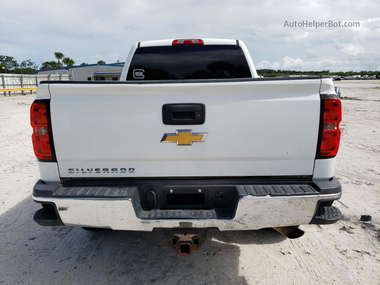 2015 Chevrolet Silverado C2500 Heavy Duty White vin: 1GC2CUEG9FZ102771