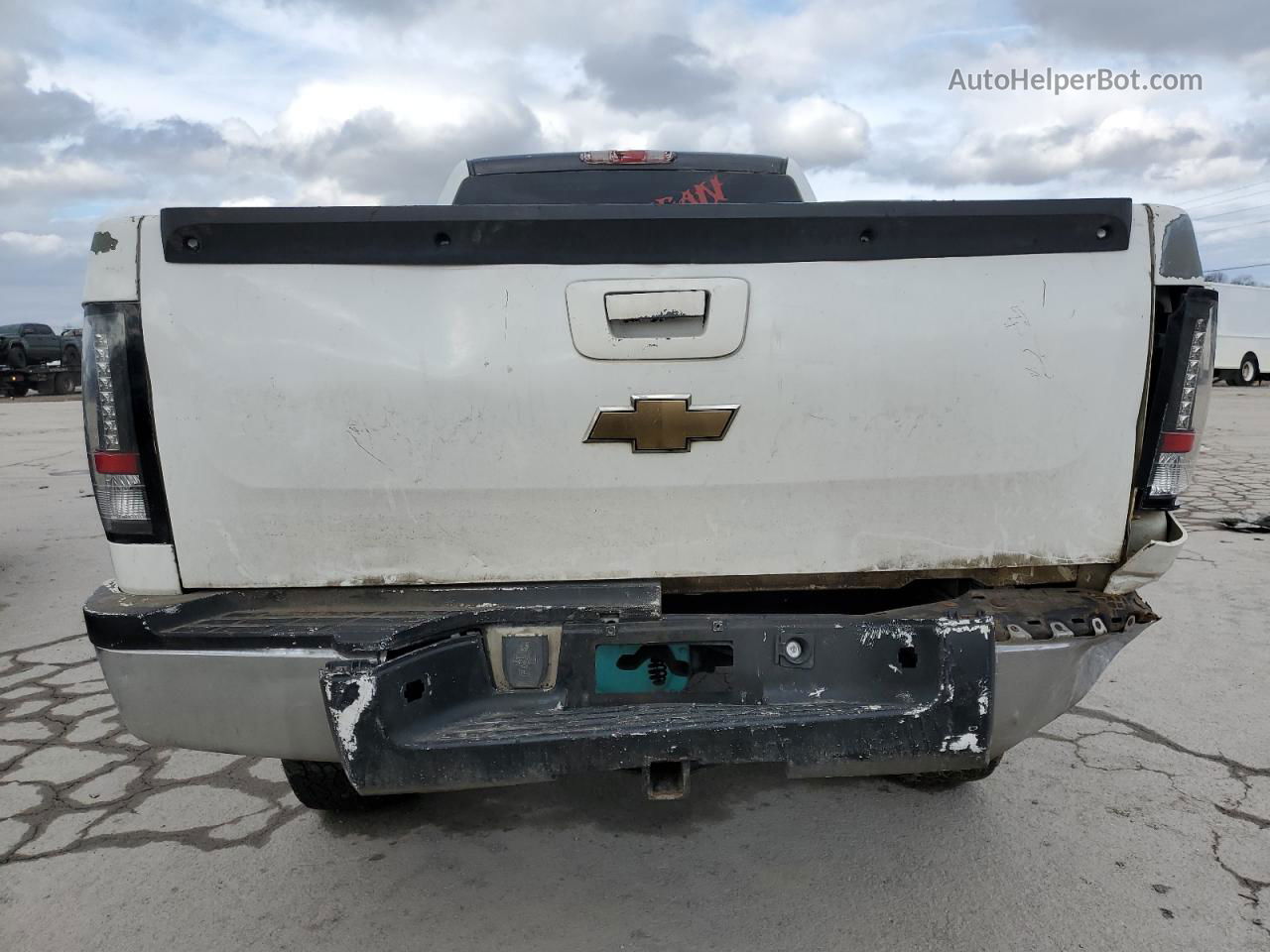 2008 Chevrolet Silverado C2500 Heavy Duty White vin: 1GCHC24K98E106656