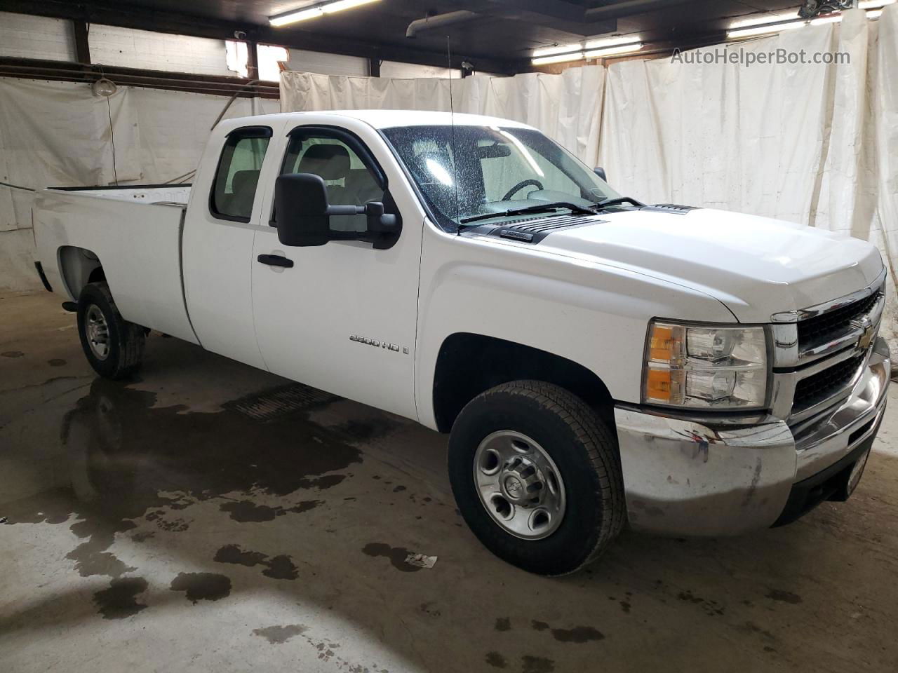 2008 Chevrolet Silverado C2500 Heavy Duty White vin: 1GCHC29K78E209969