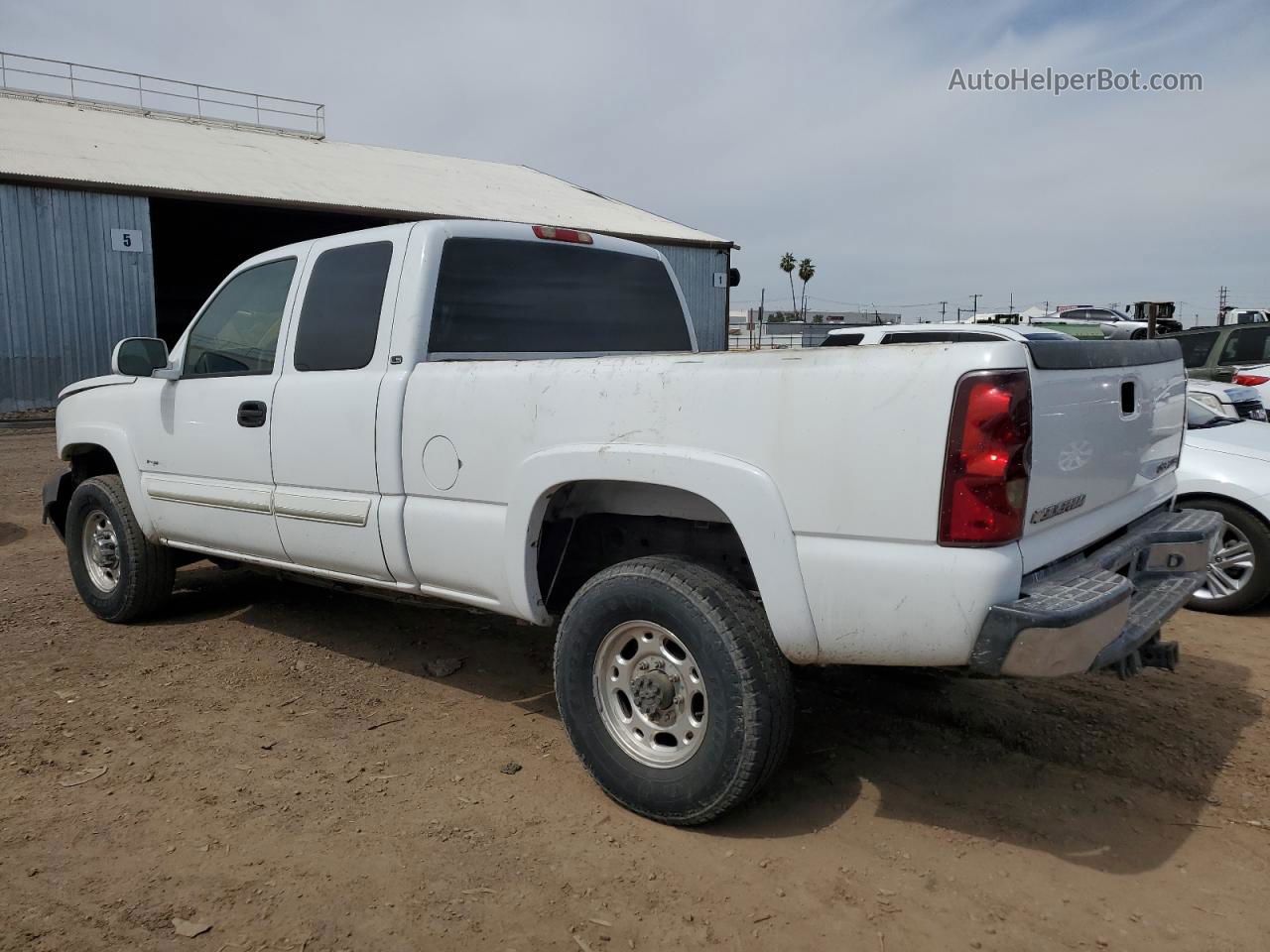 2003 Chevrolet Silverado C2500 Heavy Duty White vin: 1GCHC29U13E328983