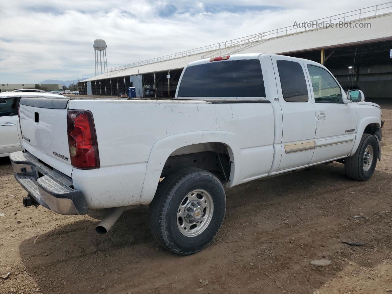 2003 Chevrolet Silverado C2500 Heavy Duty White vin: 1GCHC29U13E328983