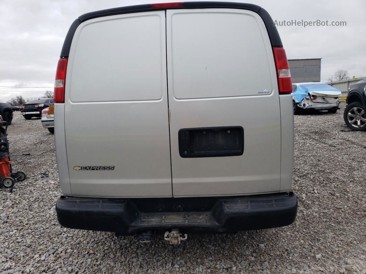 2017 Chevrolet Express G2500  Silver vin: 1GCWGAFF0H1116893