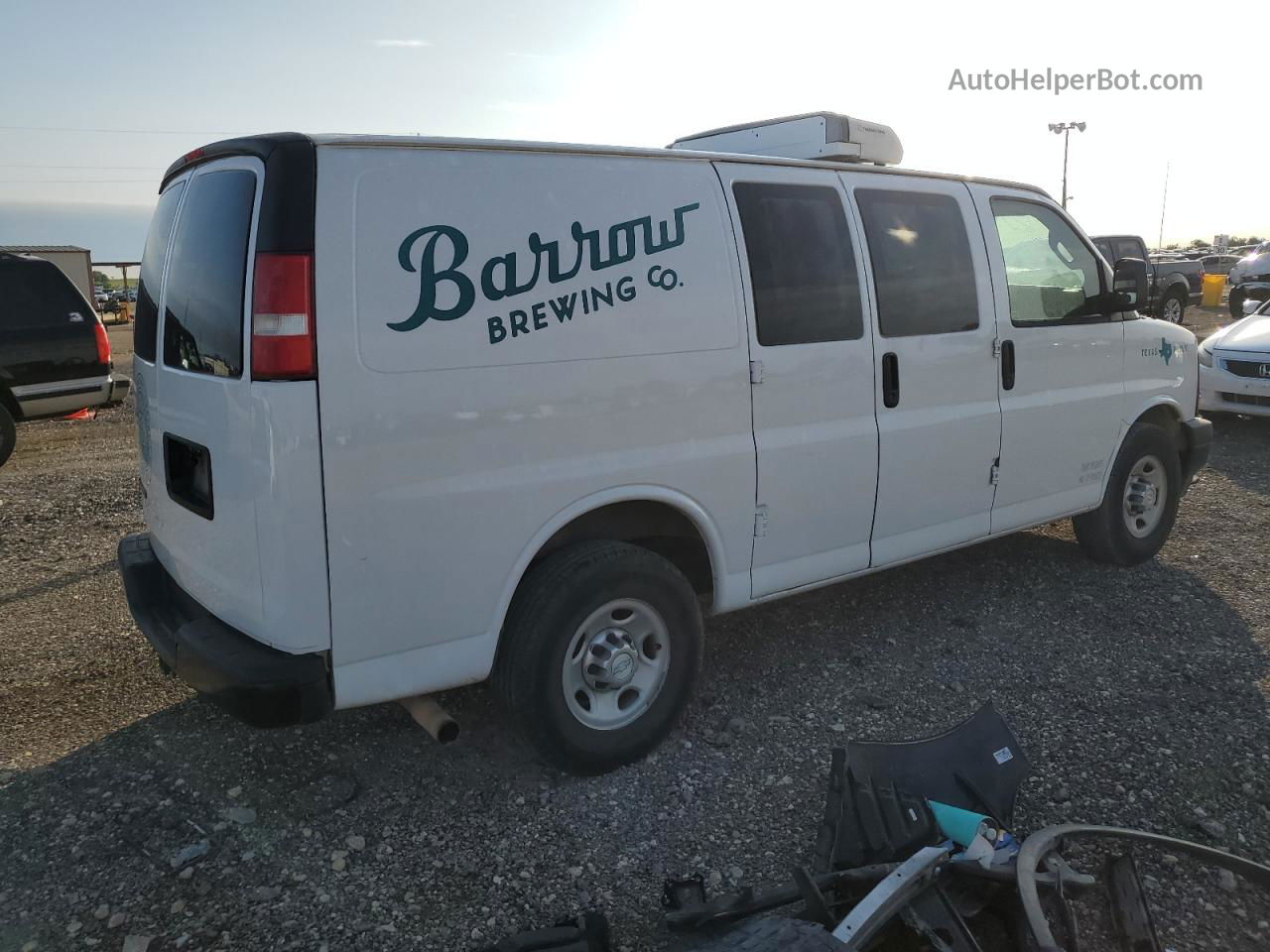 2017 Chevrolet Express G2500  White vin: 1GCWGAFF3H1115883