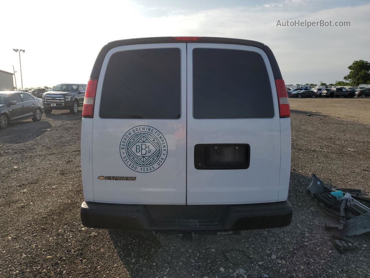 2017 Chevrolet Express G2500  White vin: 1GCWGAFF3H1115883