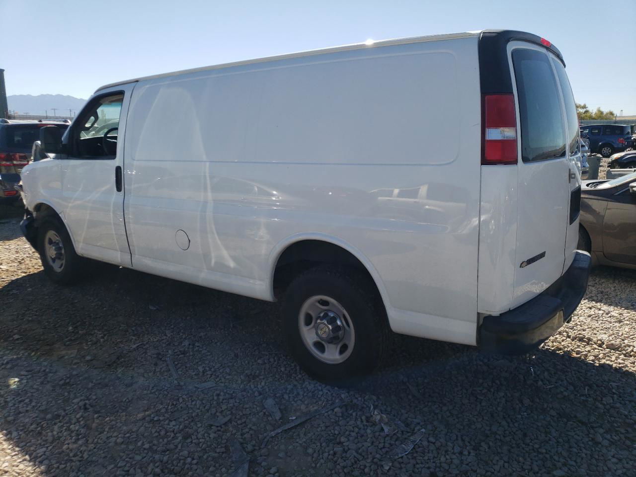 2017 Chevrolet Express G2500  White vin: 1GCWGAFF3H1165098