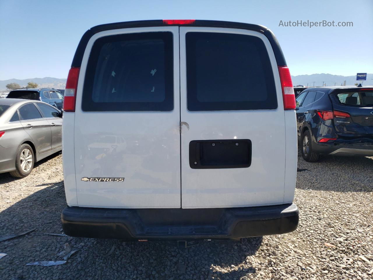 2017 Chevrolet Express G2500  White vin: 1GCWGAFF3H1165098