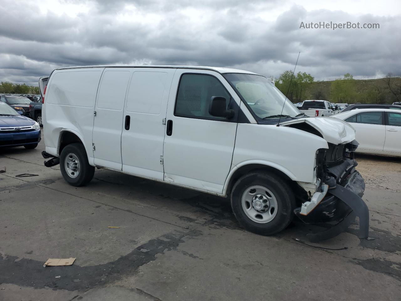 2017 Chevrolet Express G2500  White vin: 1GCWGAFF3H1194665