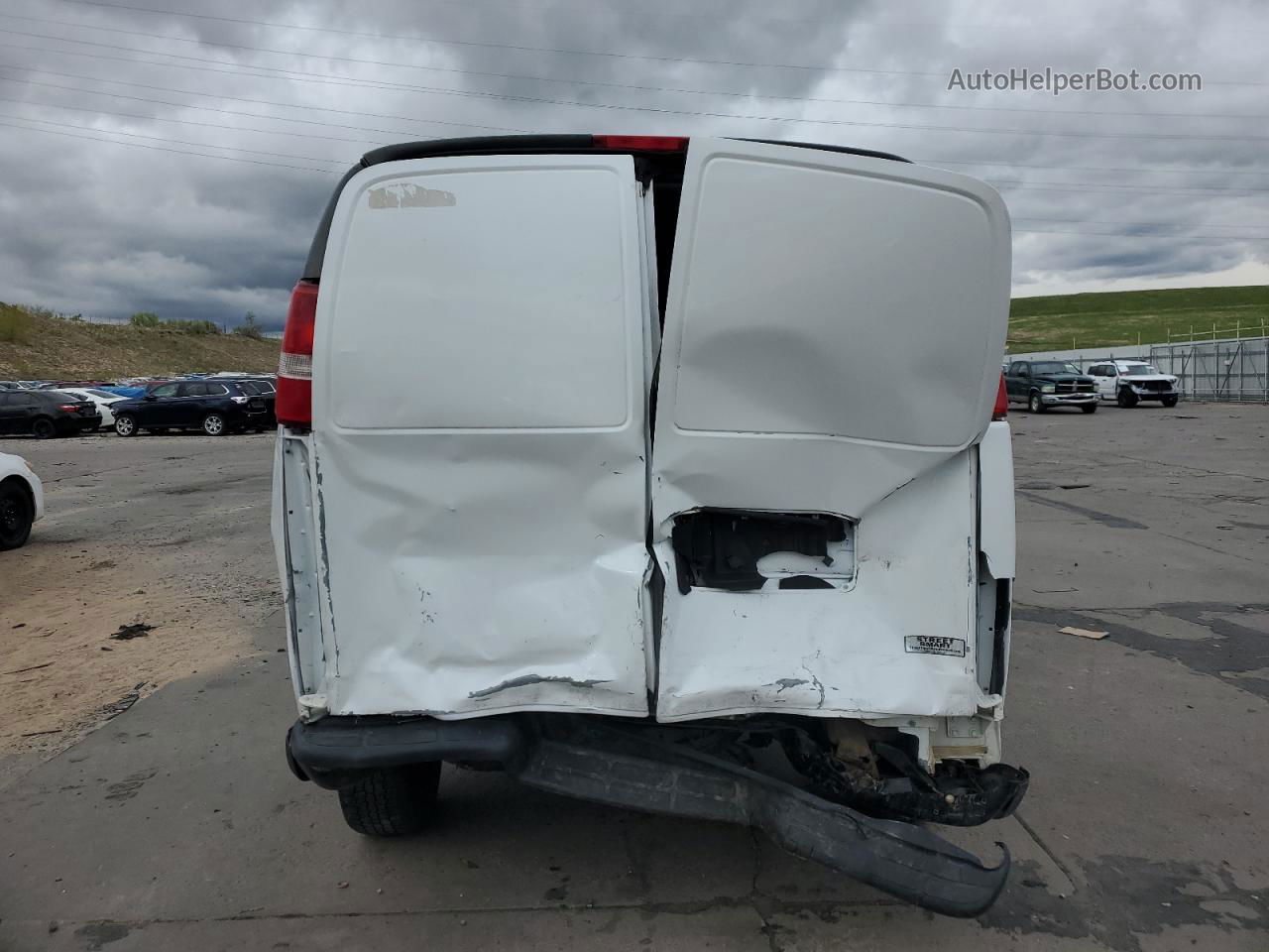 2017 Chevrolet Express G2500  White vin: 1GCWGAFF3H1194665