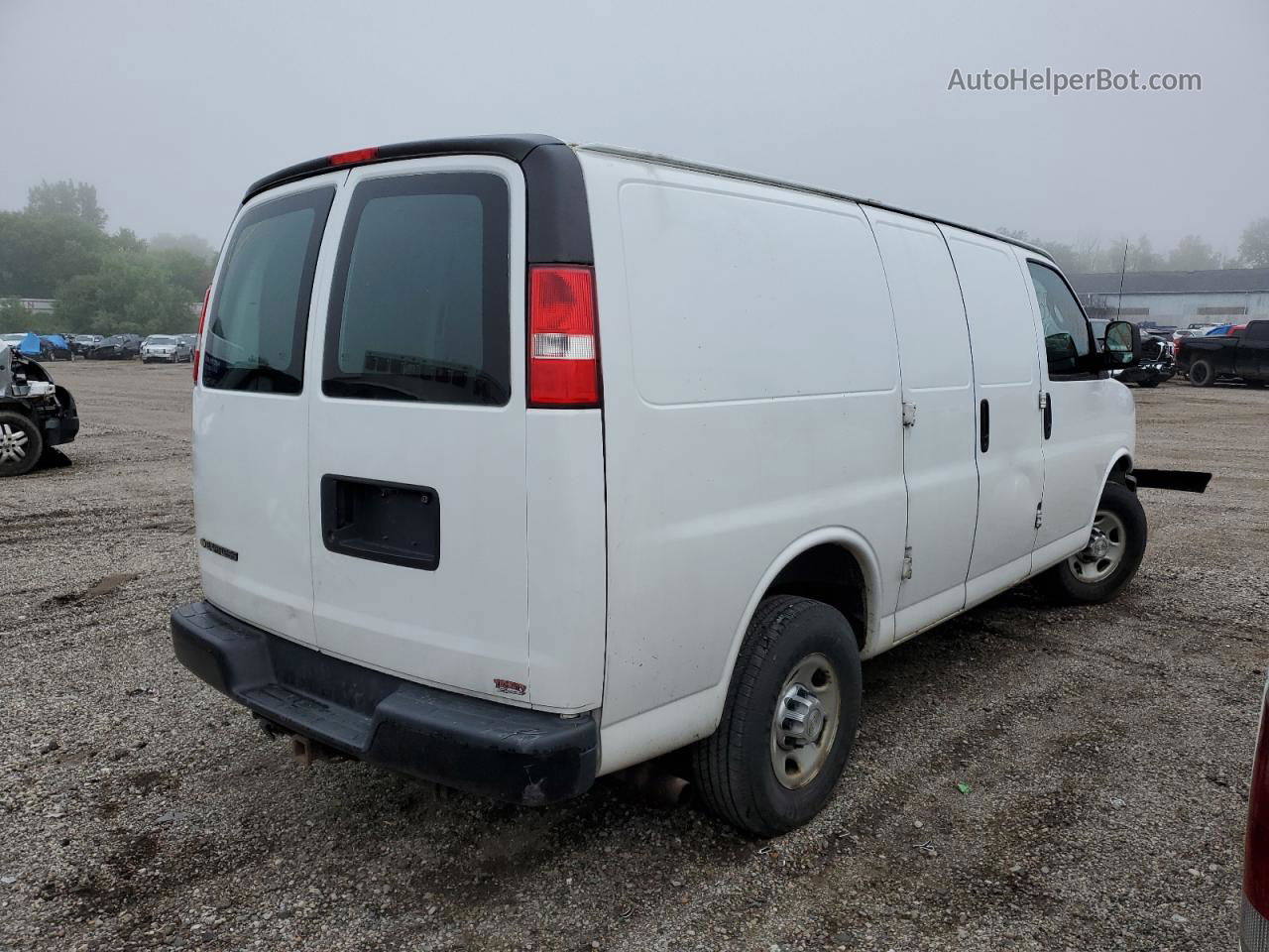 2017 Chevrolet Express G2500  White vin: 1GCWGAFF4H1109817