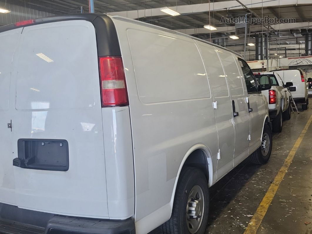 2017 Chevrolet Express G2500   White vin: 1GCWGAFF6H1127705