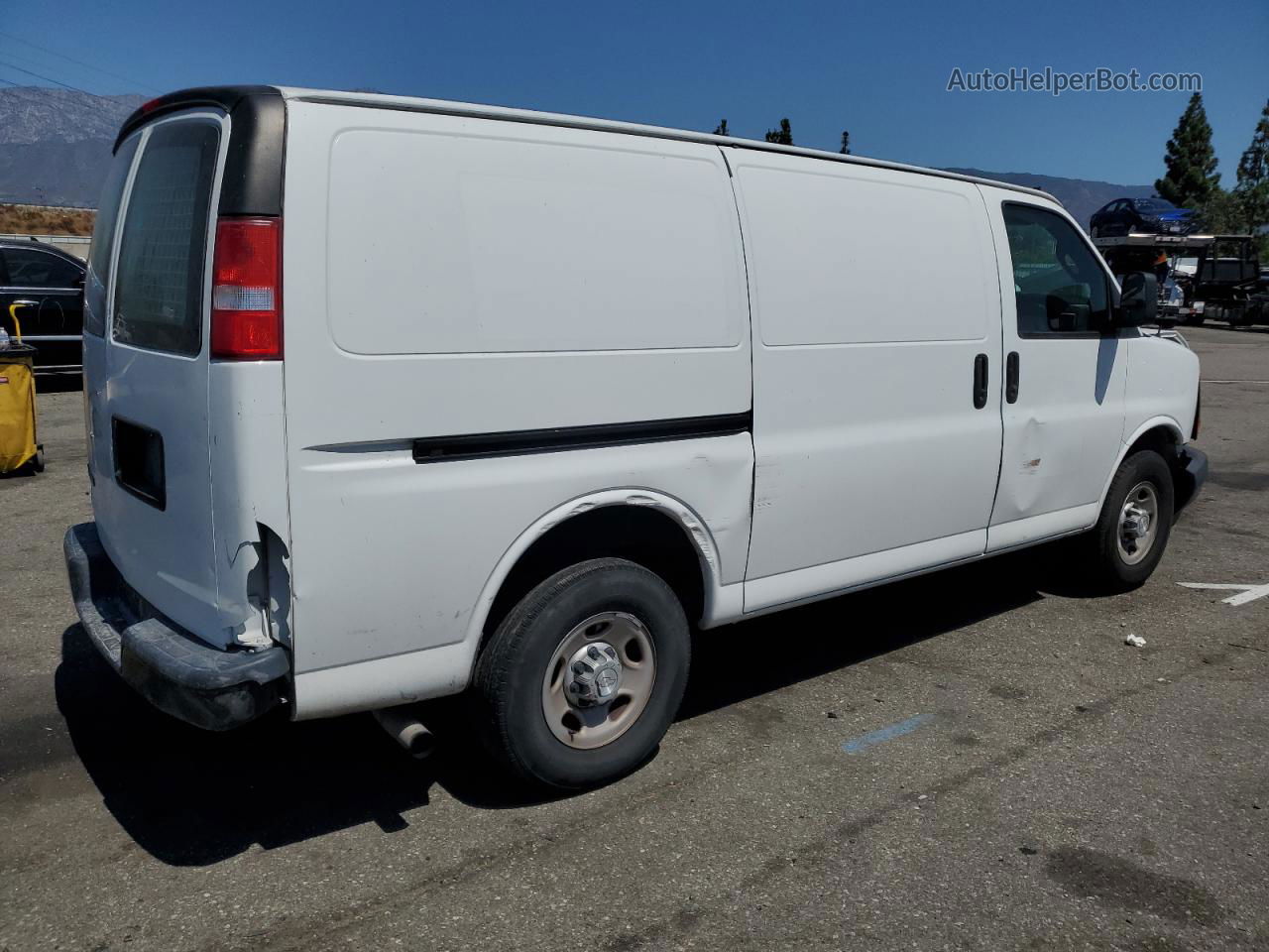 2017 Chevrolet Express G2500  White vin: 1GCWGAFF6H1342579