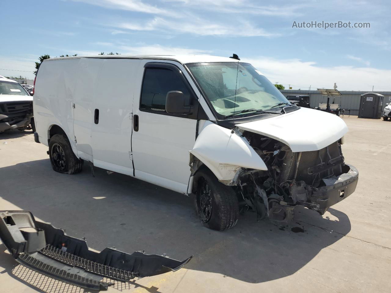 2017 Chevrolet Express G2500  White vin: 1GCWGAFF8H1112560