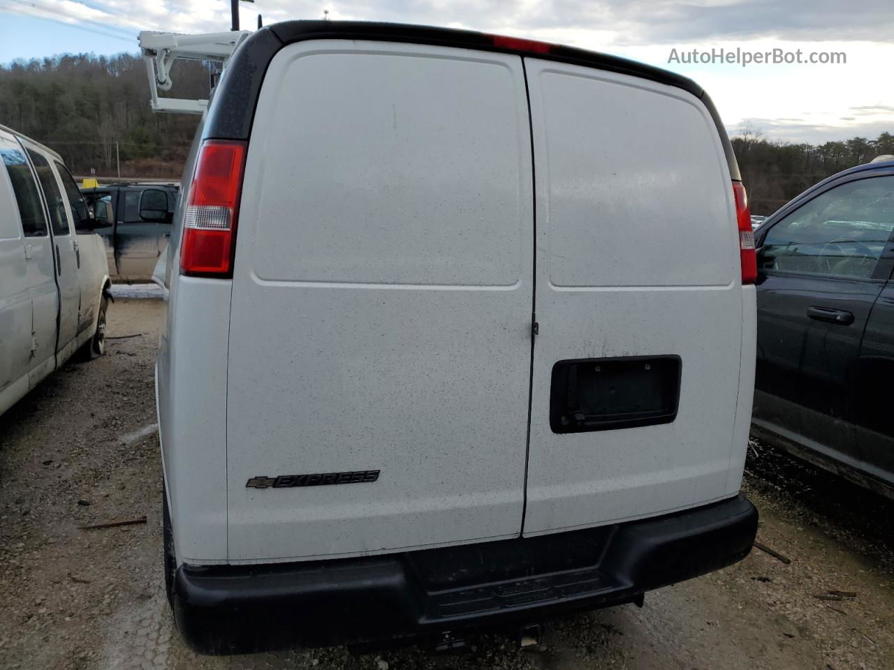 2017 Chevrolet Express G2500  White vin: 1GCWGAFF9H1154848