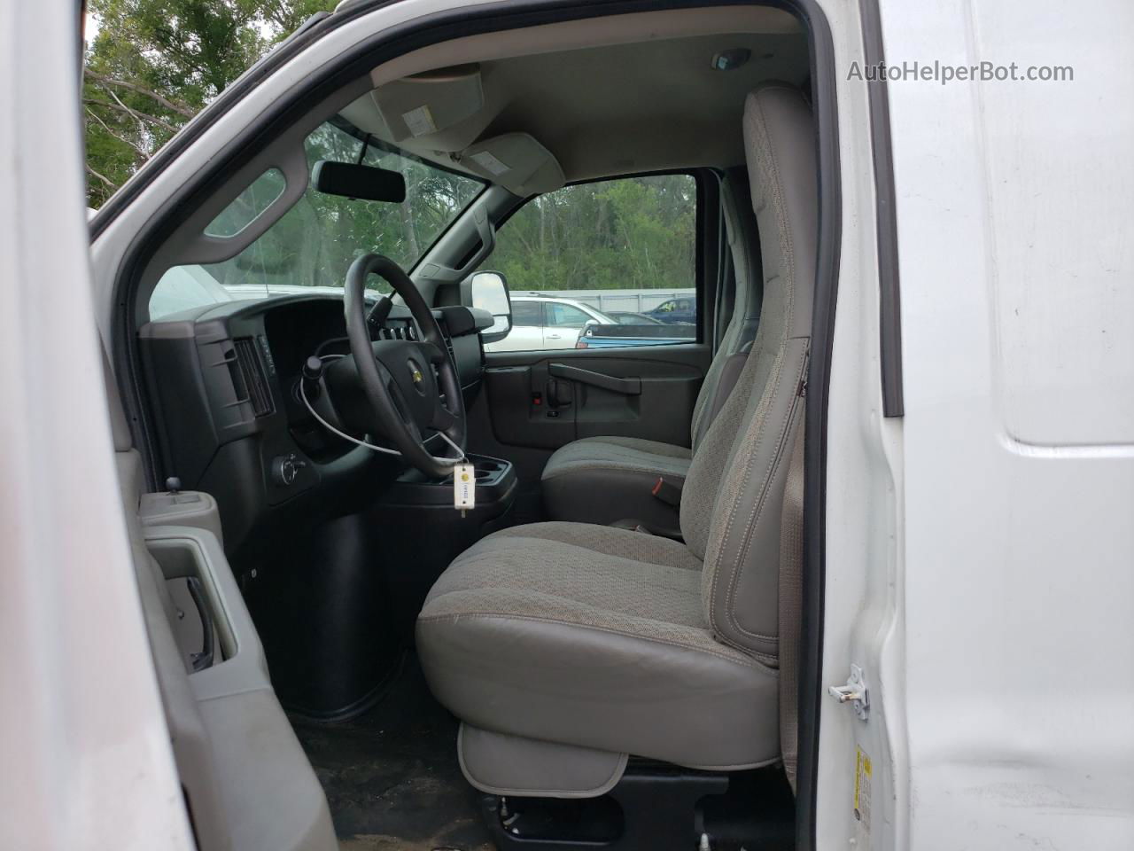 2017 Chevrolet Express G2500  White vin: 1GCWGAFF9H1158740