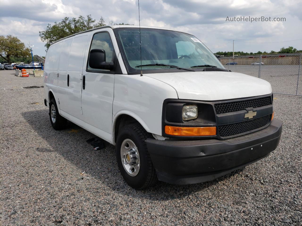 2017 Chevrolet Express G2500  White vin: 1GCWGAFF9H1158740