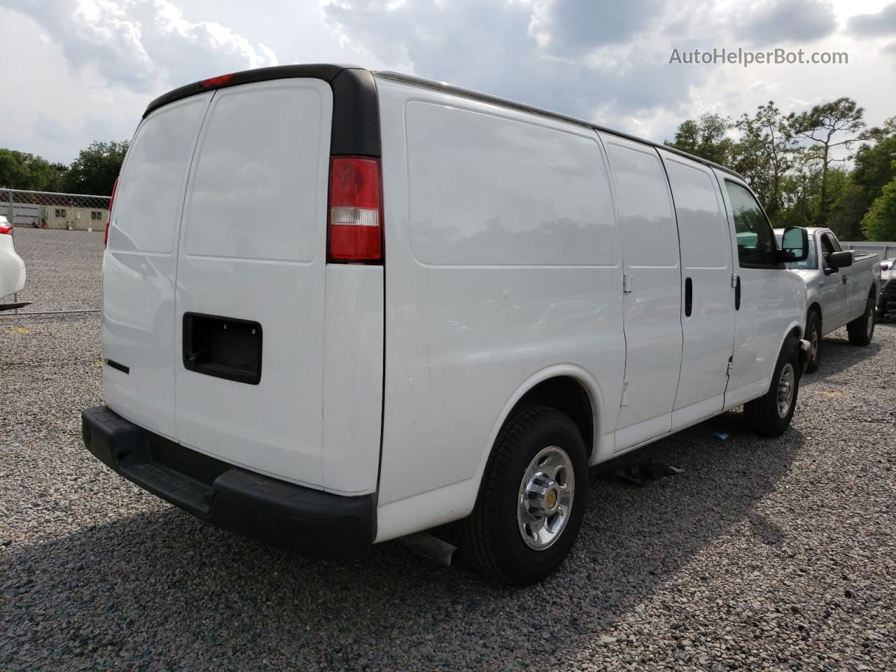 2017 Chevrolet Express G2500  Белый vin: 1GCWGAFF9H1158740