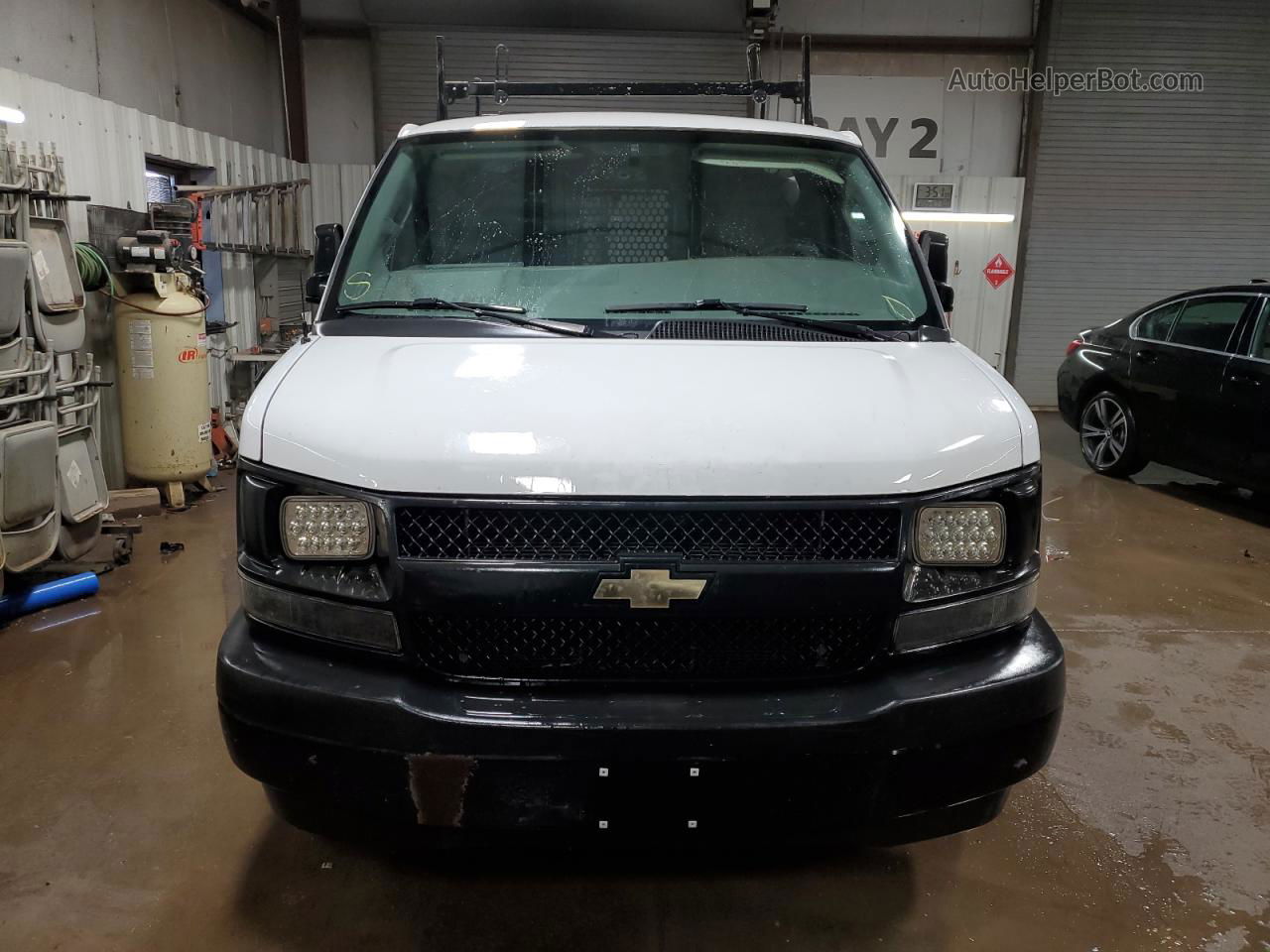 2017 Chevrolet Express G2500  White vin: 1GCWGAFG6H1340128