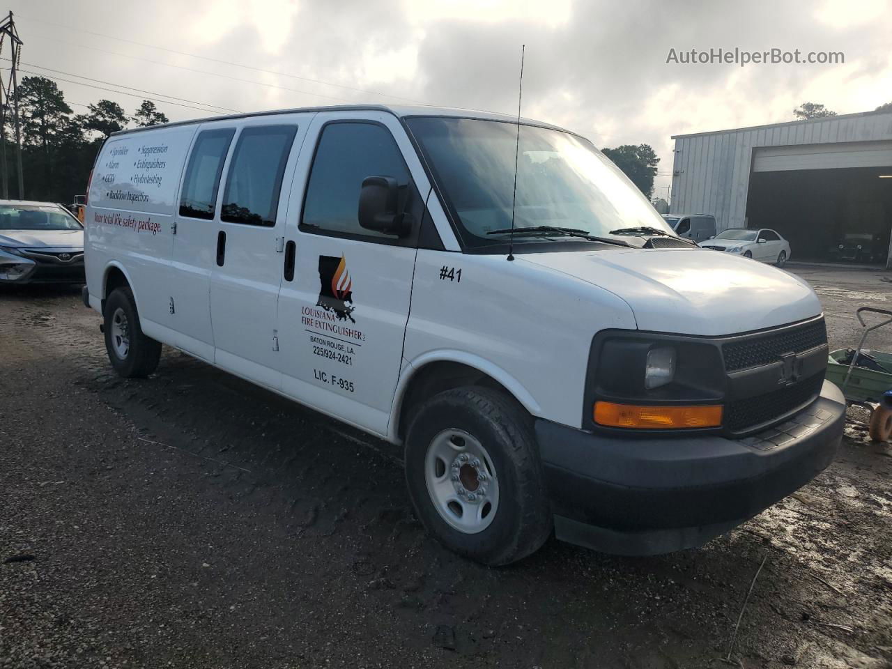 2017 Chevrolet Express G2500  White vin: 1GCWGBFF4H1134125