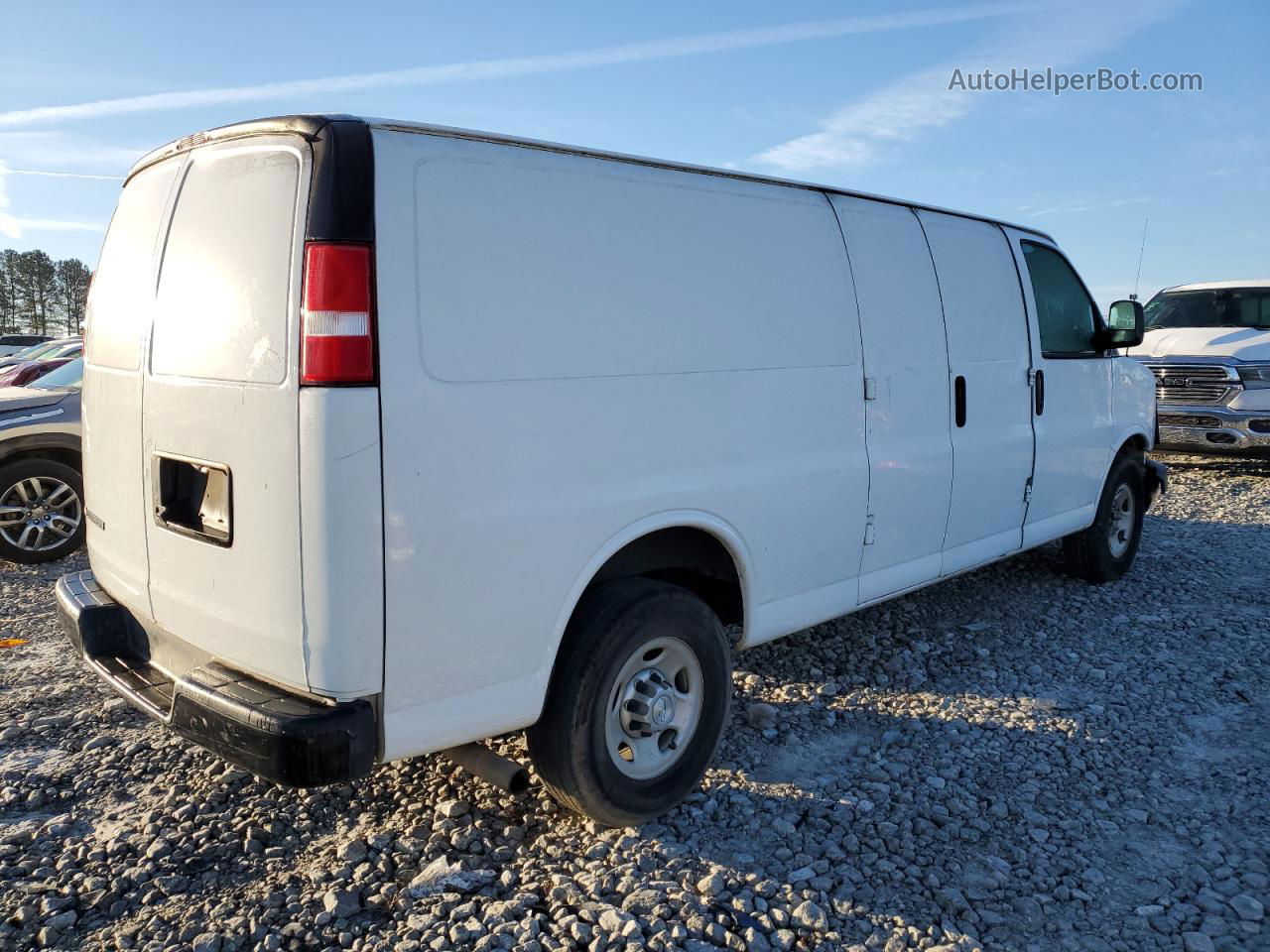 2017 Chevrolet Express G2500  White vin: 1GCWGBFF5H1347052