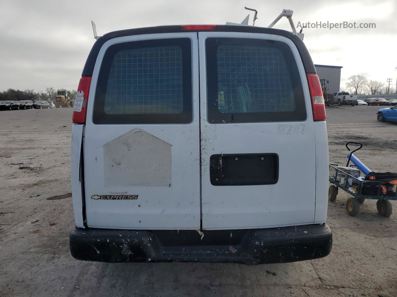 2017 Chevrolet Express G2500  White vin: 1GCWGBFF8H1110247