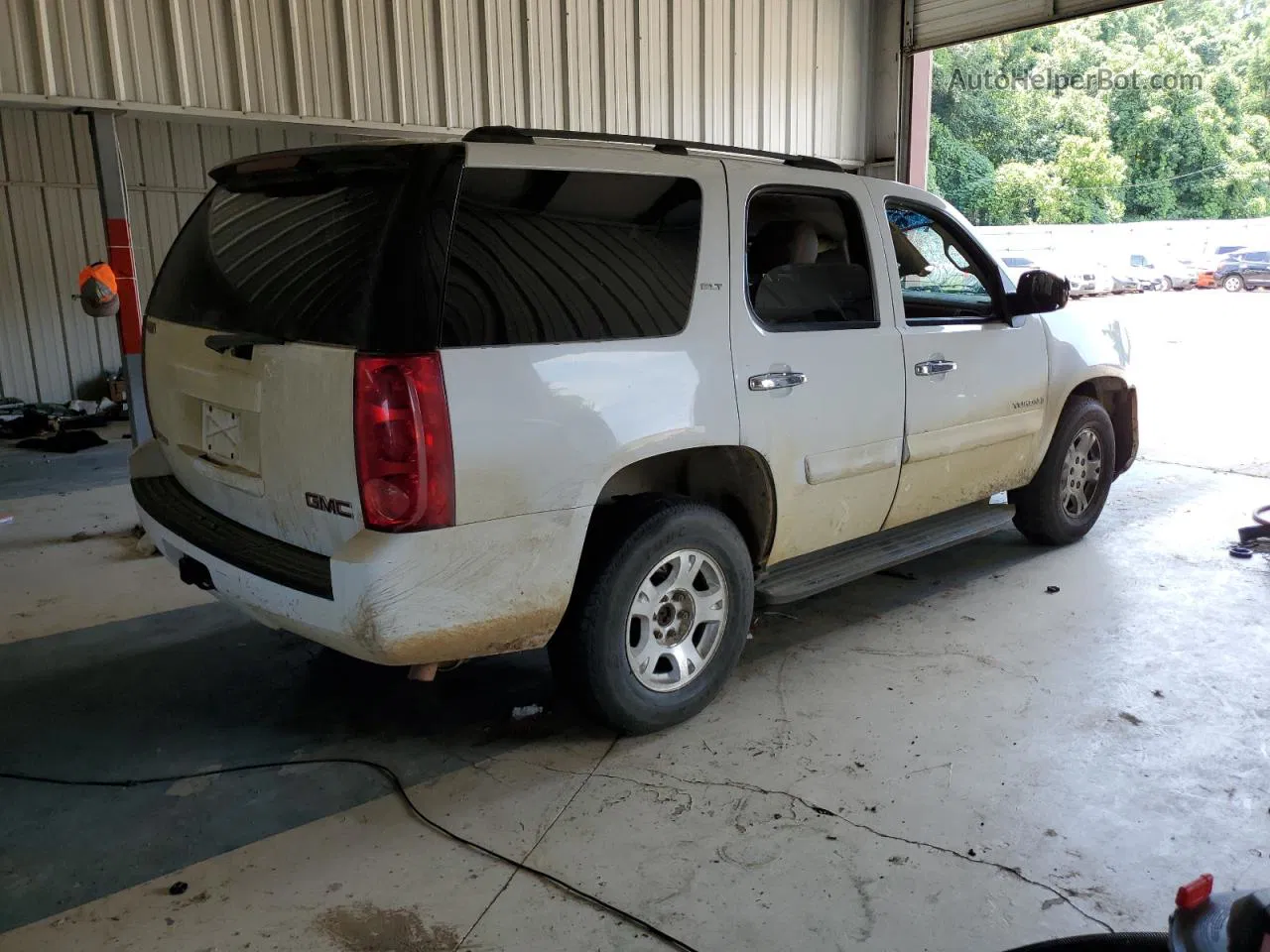 2007 Gmc Yukon  White vin: 1GKFC13C07J243121