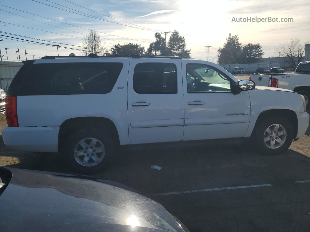 2007 Gmc Yukon Xl C1500 White vin: 1GKFC160X7R381610