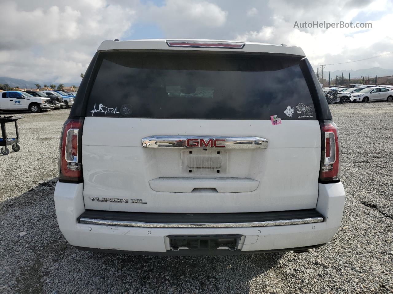 2017 Gmc Yukon Xl Denali White vin: 1GKS1HKJ9HR229086