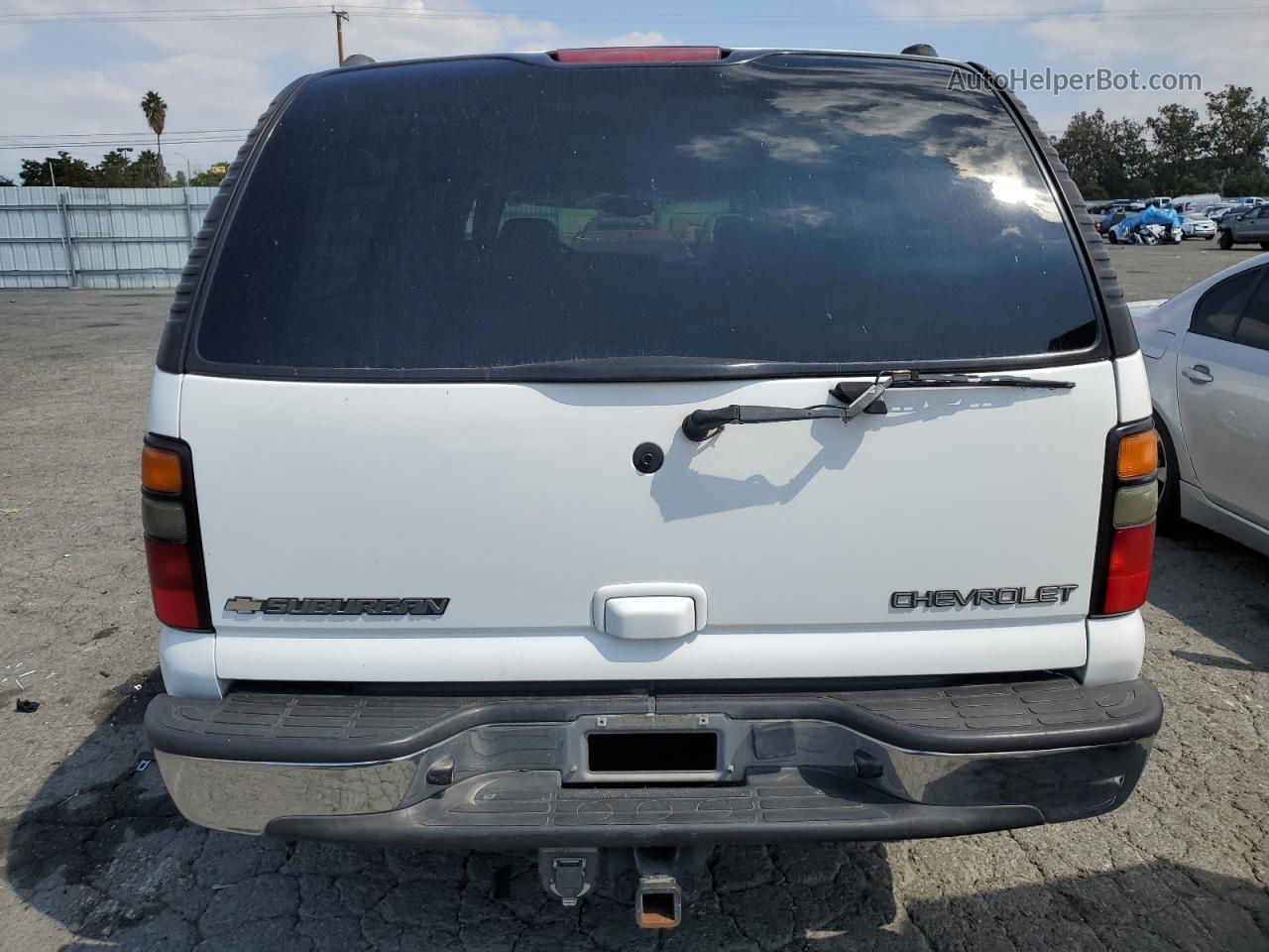 2005 Chevrolet Suburban C1500 White vin: 1GNEC16Z05J176029