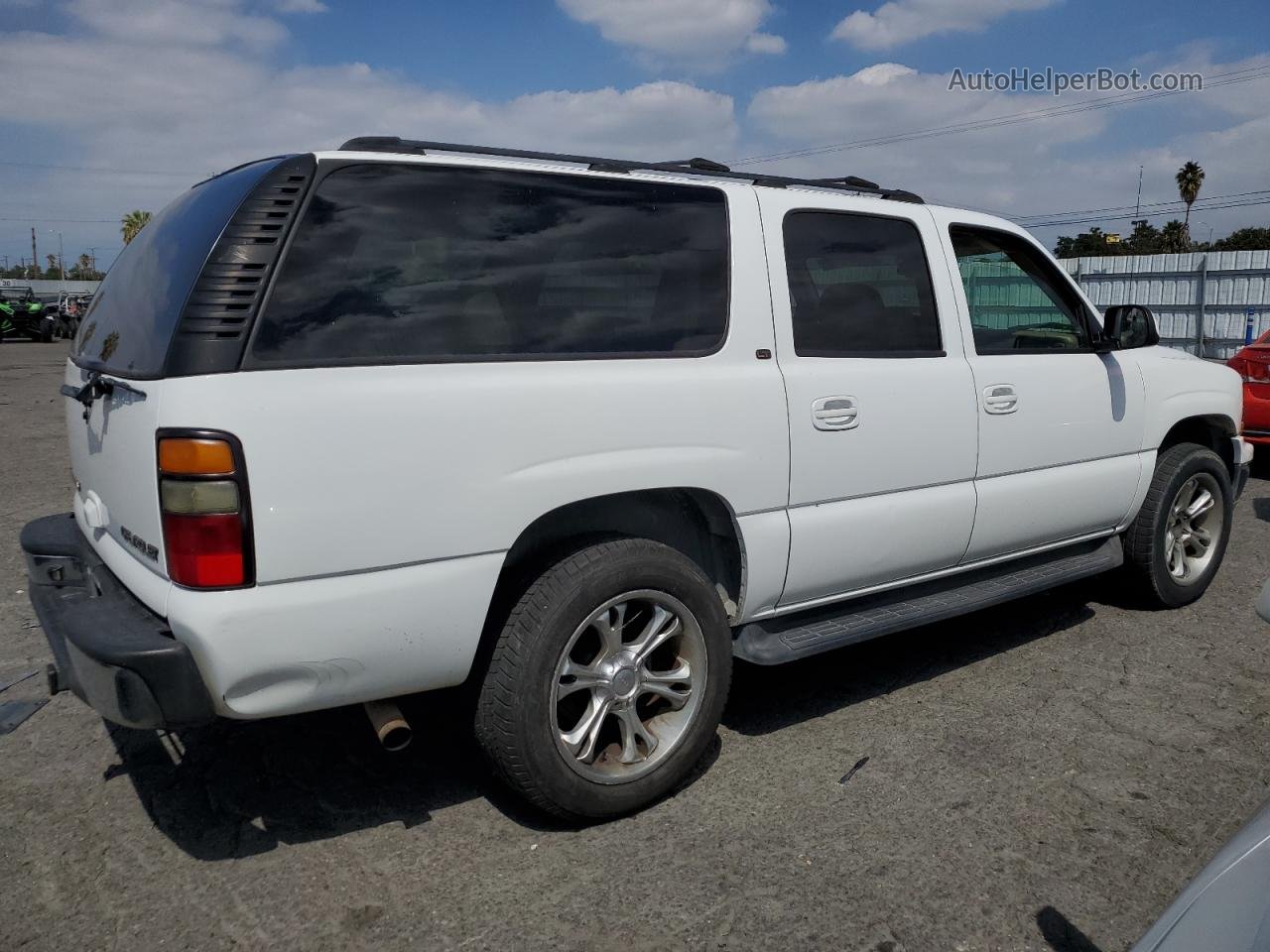 2005 Chevrolet Suburban C1500 White vin: 1GNEC16Z05J176029