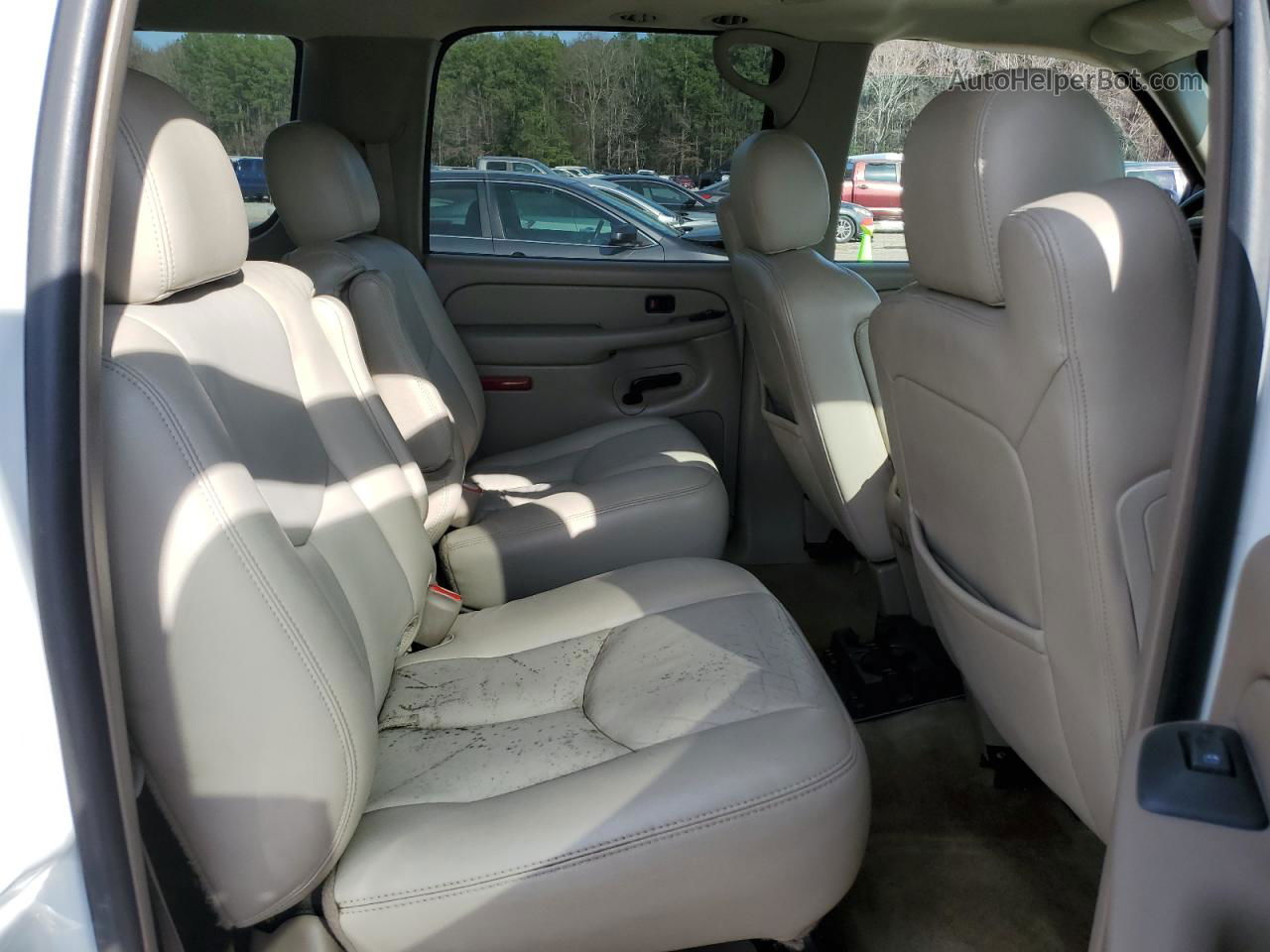 2005 Chevrolet Suburban C1500 White vin: 1GNEC16Z65J197399