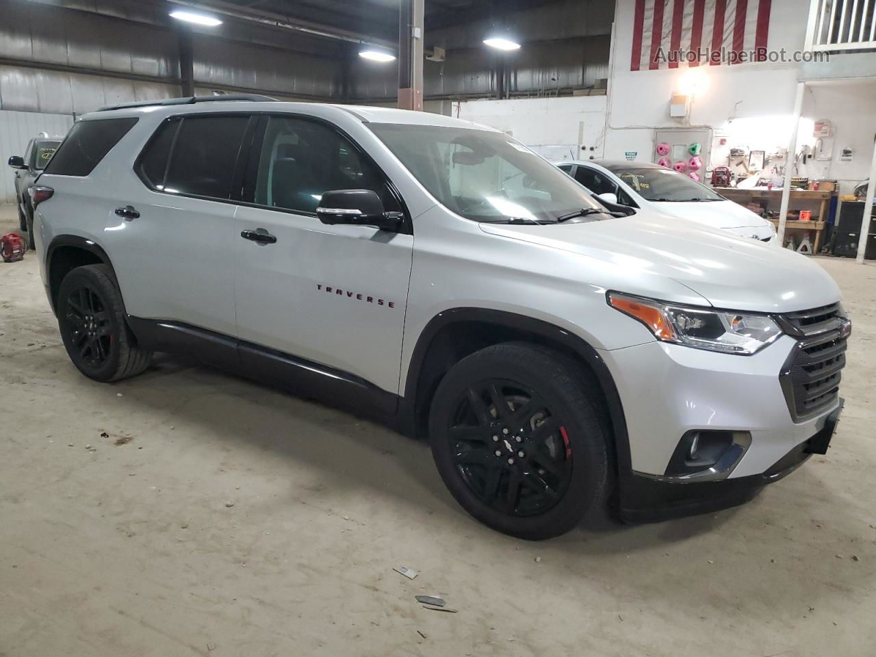 2020 Chevrolet Traverse Premier Серебряный vin: 1GNERKKW2LJ123667