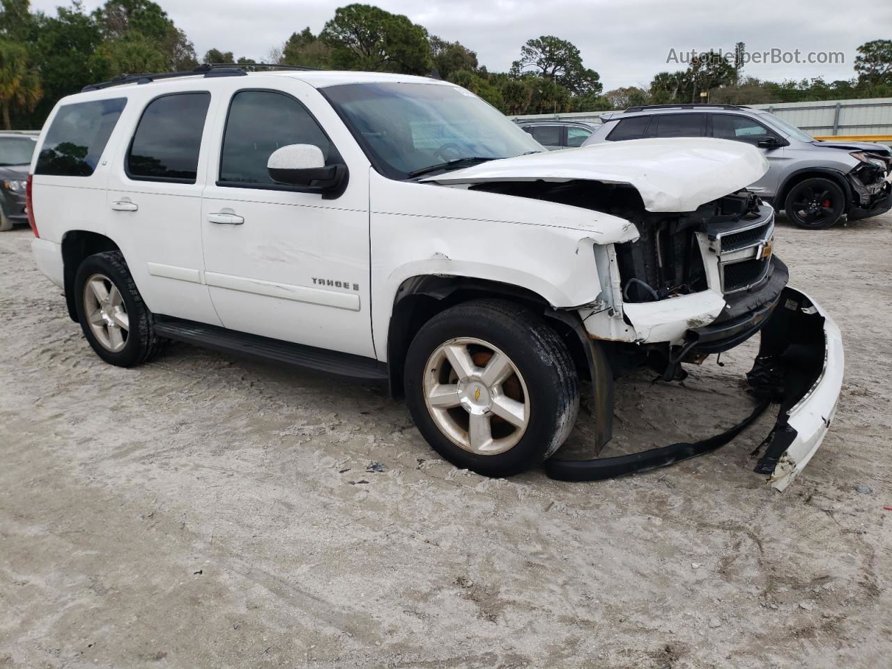 2007 Chevrolet Tahoe C1500 White vin: 1GNFC13087R395738