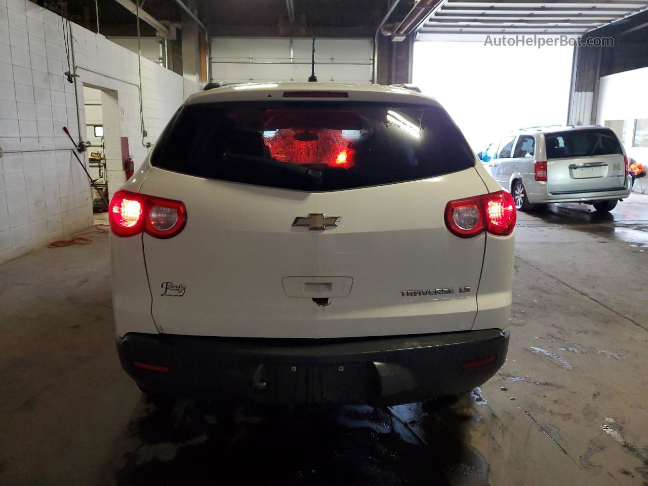 2011 Chevrolet Traverse Ls White vin: 1GNKRFED0BJ306892