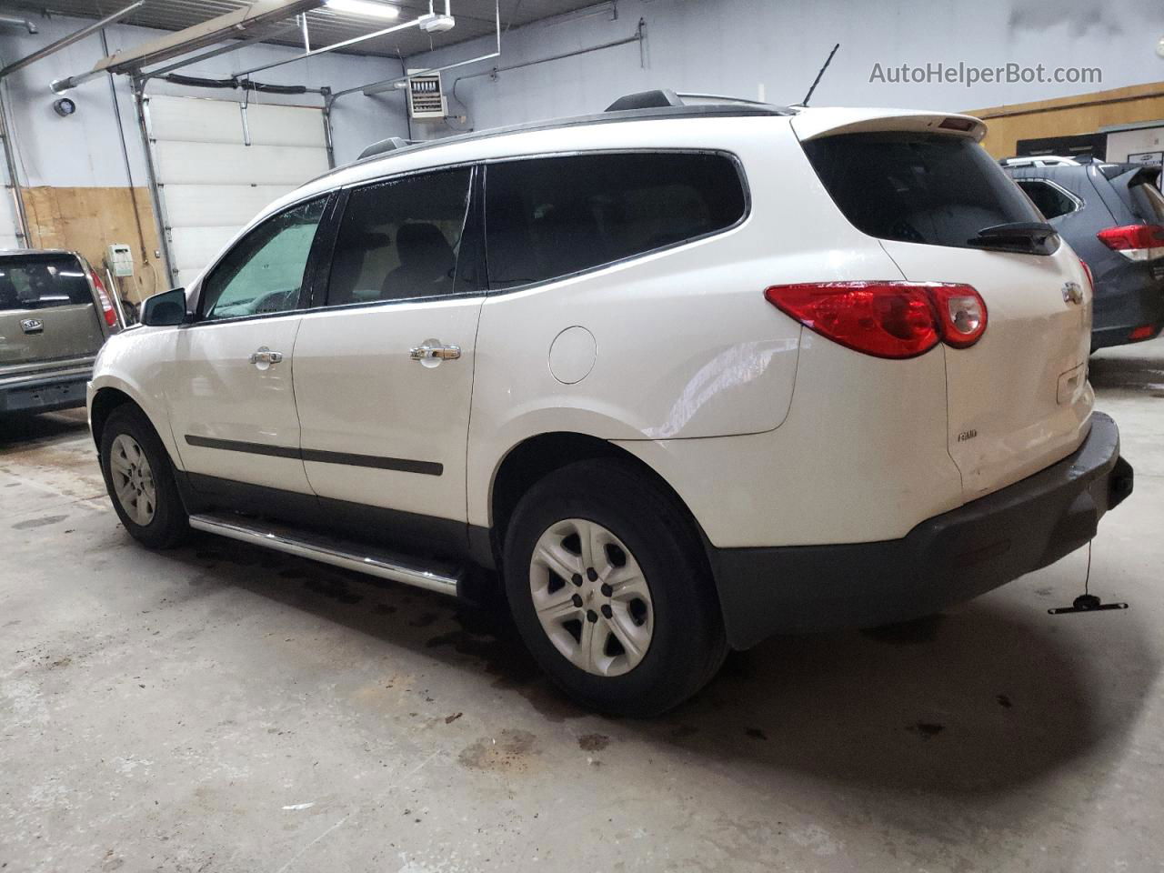 2012 Chevrolet Traverse Ls White vin: 1GNKVEED2CJ325404