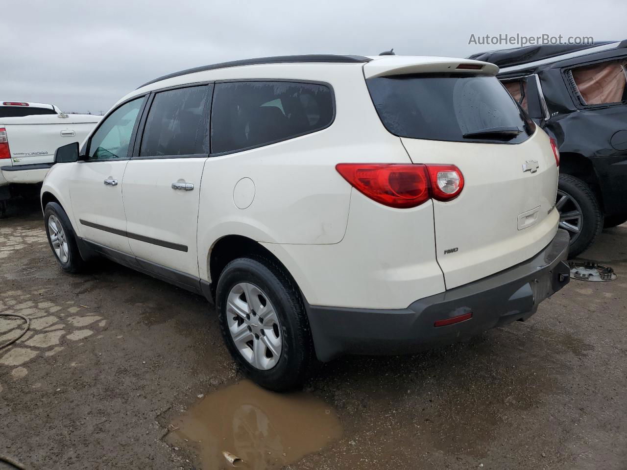 2011 Chevrolet Traverse Ls White vin: 1GNKVEED3BJ222541