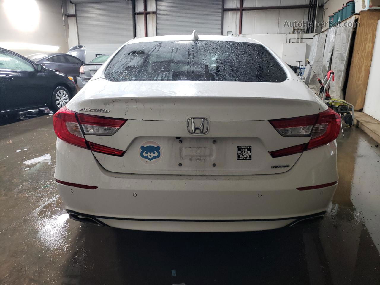 2018 Honda Accord Touring White vin: 1HGCV1F96JA089242